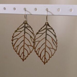✅Y2K leaf design cut out earrings in a gold plated finish. Gorgeous  pair 🍃